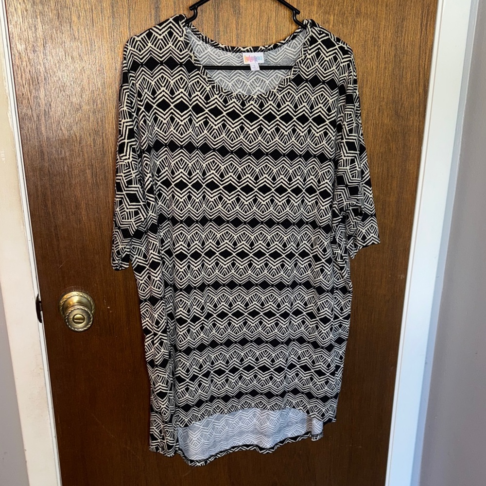 LuLaRoe Black and White Zigzag Tunic